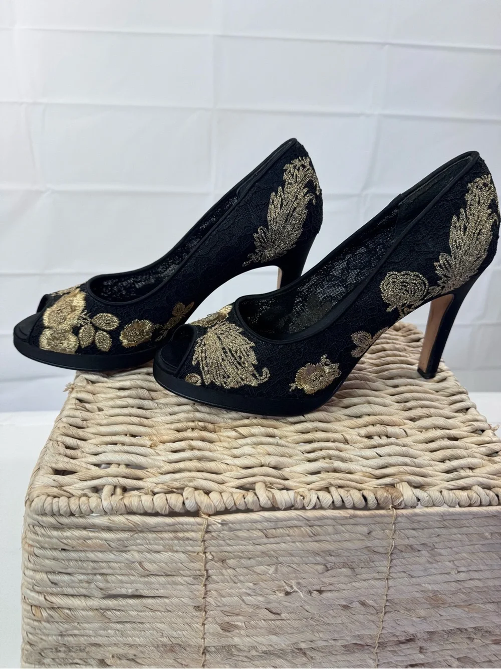 Beverly Feldman Black Gold Embroidered Lace Peep Toe Heels Size 7.5